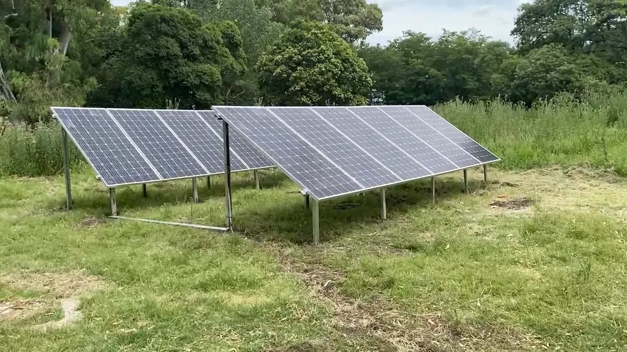 Paneles solares instalados en una zona rural sin red eléctrica